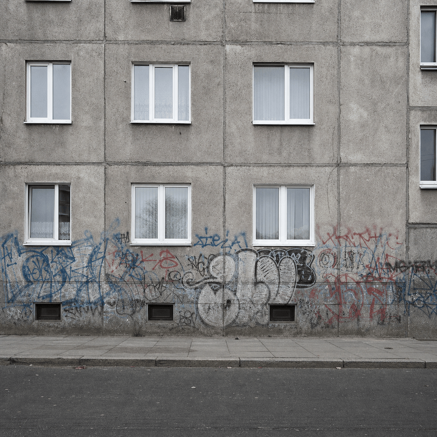 Grafit na fasáde – Bytový dom, Petržalka, pred zásahom